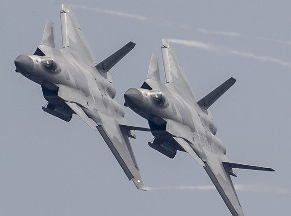 軍事震撼，20架轟炸機(jī)傾瀉240枚導(dǎo)彈的力量展示，軍事震撼，20架轟炸機(jī)傾瀉導(dǎo)彈力量展示日