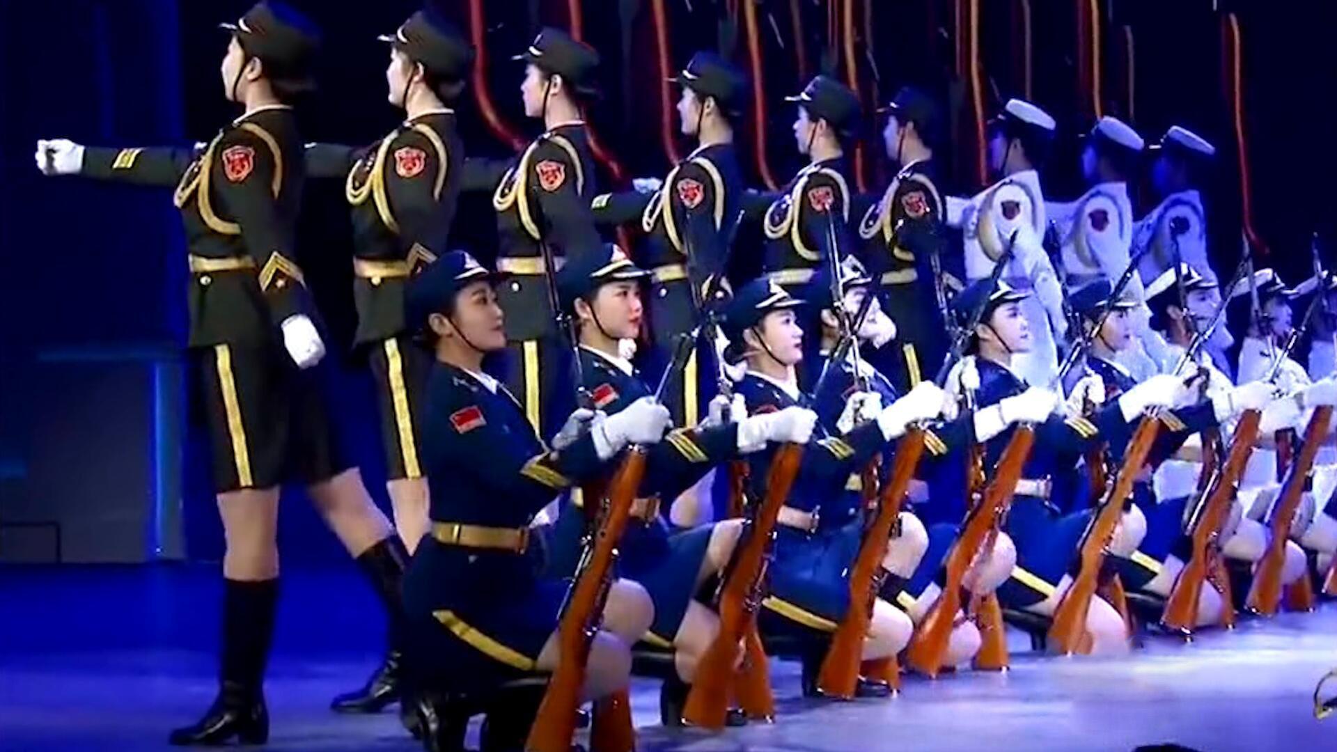 三軍女兵隊(duì)跳舞，展現(xiàn)力量與柔美的完美結(jié)合，三軍女兵隊(duì)舞蹈，力量與柔美的完美交融