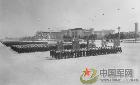 重溫歷史瞬間，探索1959年國慶閱兵視頻，重溫歷史瞬間，探索經(jīng)典，回顧1959年國慶閱兵盛況
