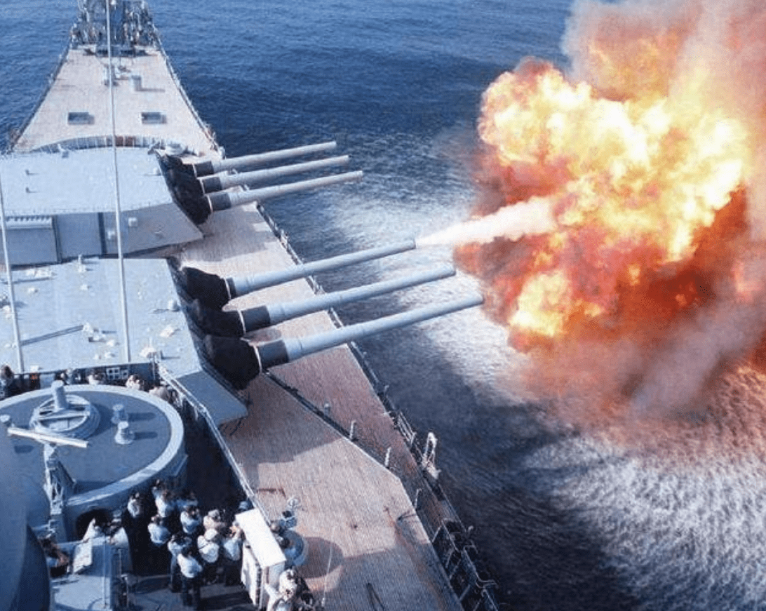 為什么岸炮打不過艦炮，深度解析背后的原因，岸炮與艦炮的較量，解析背后的原因與差異
