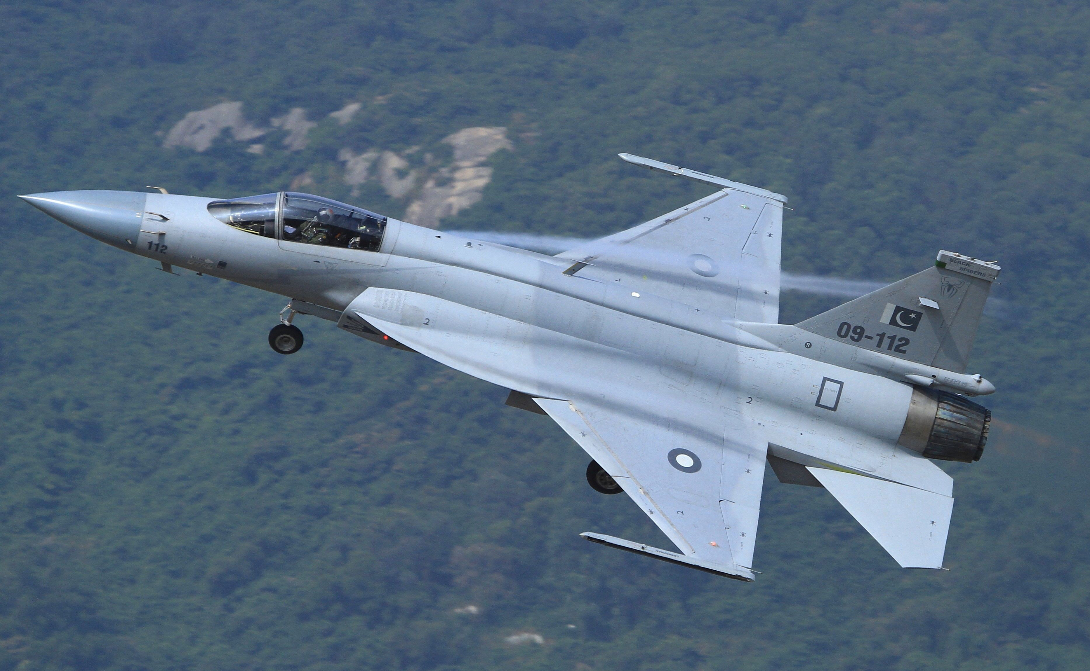 梟龍戰(zhàn)斗機(jī)圖片，展現(xiàn)中國空軍力量的驕傲，梟龍戰(zhàn)斗機(jī)風(fēng)采，中國空軍力量的驕傲圖片展示