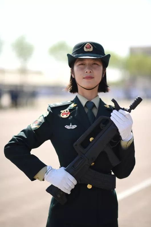 國慶閱兵最美女兵，榮光背后的堅韌與毅力