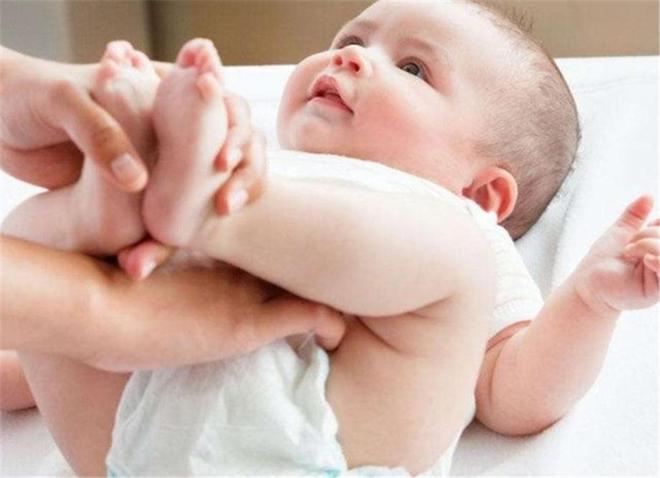 嬰兒稀便與水樣便的區(qū)別，深入了解嬰兒消化健康的關(guān)鍵，嬰兒稀便與水樣便的區(qū)別，嬰兒消化健康的深度解析