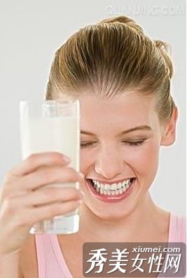 如何用牛奶洗臉美白，揭示美白秘密與正確方法，牛奶洗臉美白法，揭秘美白秘密與正確步驟