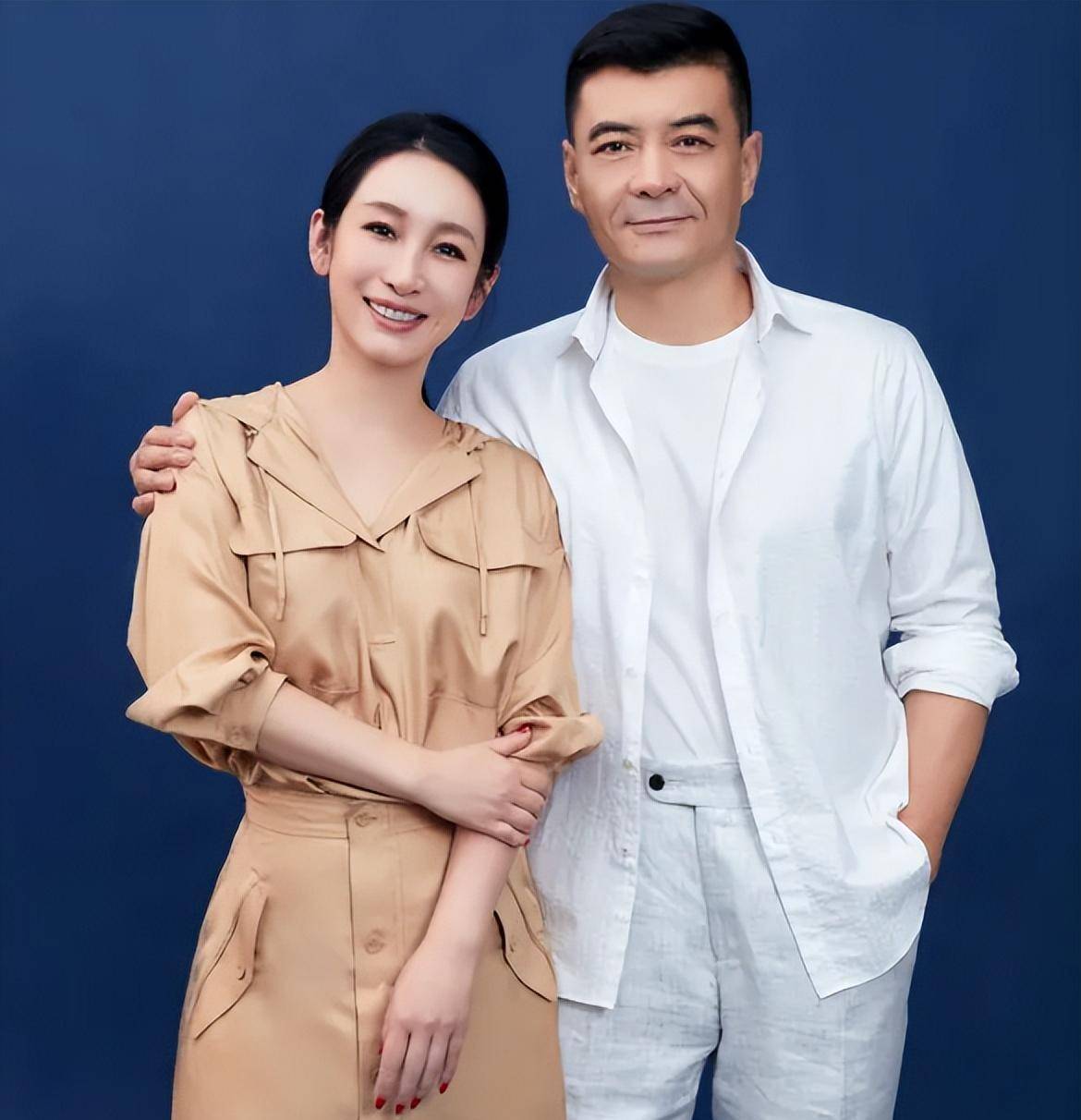 秦海璐老公王新軍簡(jiǎn)介，一位才華橫溢的演員與導(dǎo)演，秦海璐老公王新軍，演員與導(dǎo)演的才華橫溢簡(jiǎn)介