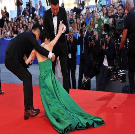 韓國女星走紅毯意外摔倒，背后的故事與啟示，韓國女星走紅毯意外摔倒背后的故事與反思